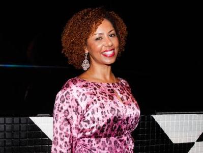 Valéria Valenssa, ex globeleza, arrasa de biquíni micro em Búzios
