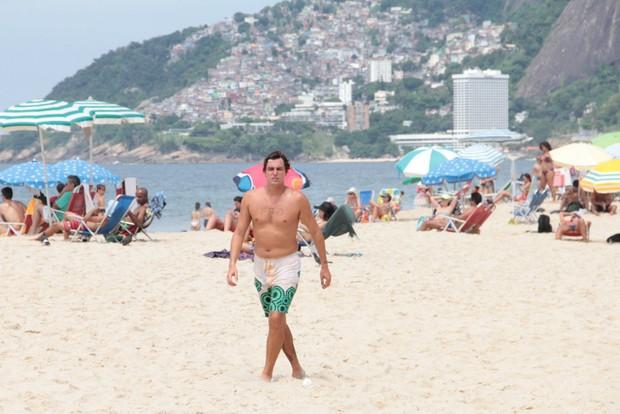 Felipe Dylon na praia de Ipanema (Crédito: Agnews)