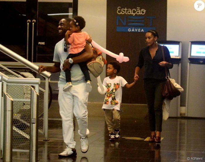 Taís Araújo e Lázaro Ramos são fotografados com os filhos no RJ