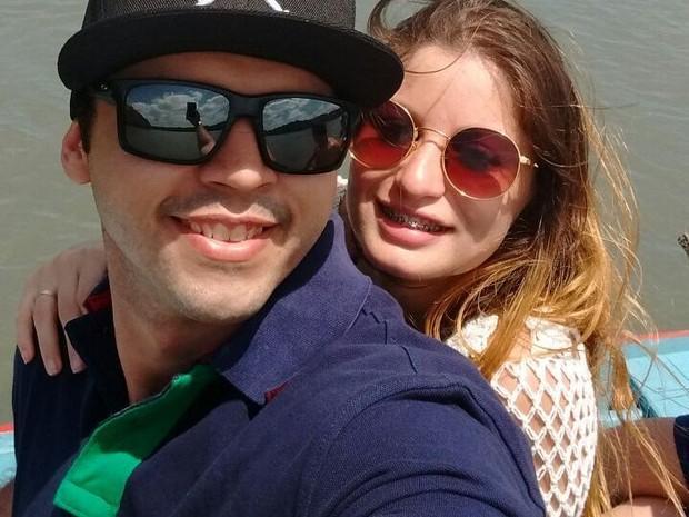 Milena ao lado do namorado