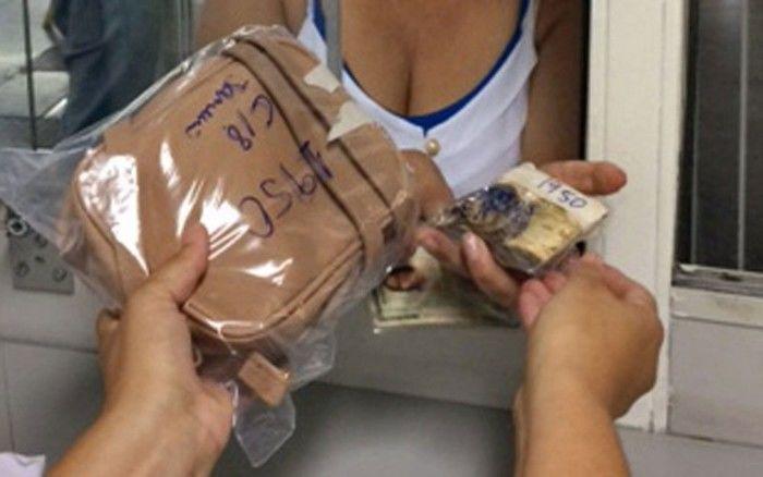 Mulher recupera bolsa com R$ 1,6 mil