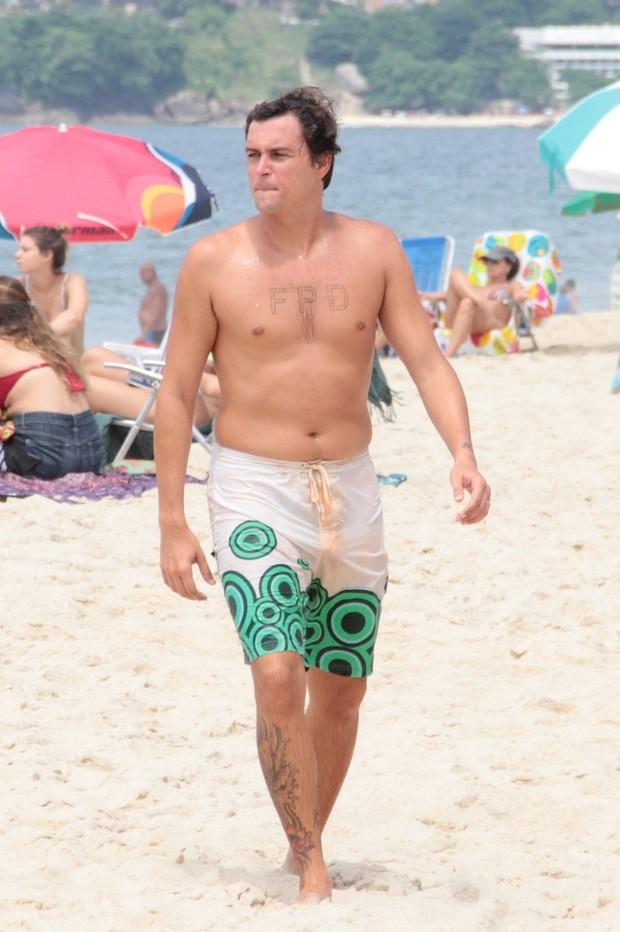 Felipe Dylon na praia de Ipanema (Crédito: Agnews)