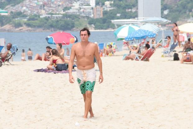 Felipe Dylon na praia de Ipanema (Crédito: Agnews)