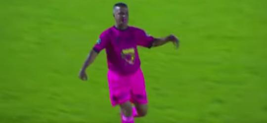 Árbitro Margarida dá show em jogo, rebola e sofre falta de atleta