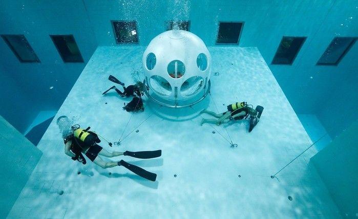 A refeição é servida em uma capsula que fica submersa em piscina