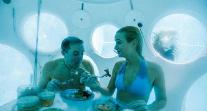 A refeição é servida em uma capsula que fica submersa em piscina