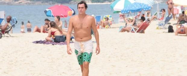 Felipe Dylon chama atenção por barriguinha saliente em praia