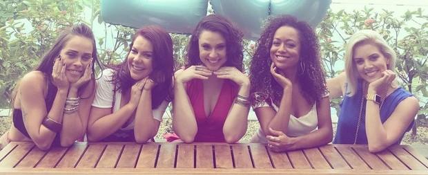 Fernanda Souza reúne algumas ex-chiquititas em encontro emocionante