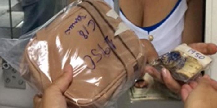 Mulher recupera bolsa com R$ 1,6 mil perdida em estação de metrô