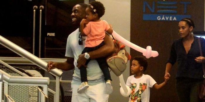 Taís Araújo e Lázaro Ramos são fotografados com os filhos no RJ