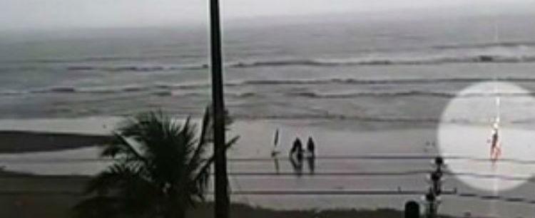 Turista atingida por raio recebe alta após um mês:'Está melhorando'
