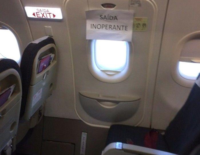 Passageira fotografou saída de emergência inoperante em voo da Latam (Crédito: Reprodução)