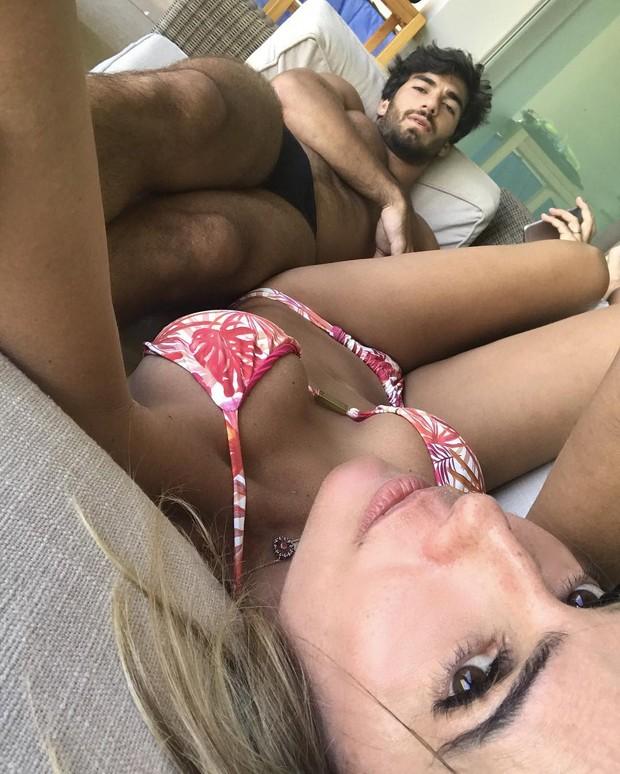 Deborah Secco posa de biquíni com o marido, Hugo Moura (Crédito: Reprodução)
