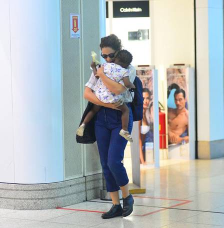 Leandra Leal e a filha no aeroporto (Crédito: Reprodução)