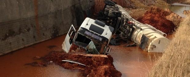 Caminhão carregado de diesel cai em buraco de obra no Paraná