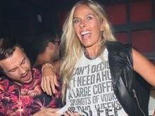 Adriane Galisteu se apresenta como DJ e deixa calcinhas à mostra