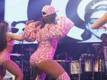 Anitta impressiona ao dançar mexendo apenas uma parte do bumbum