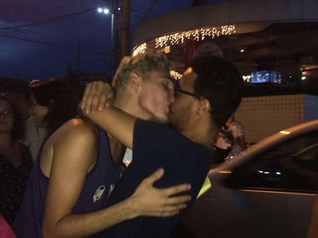 Casais gays promovem 'beijaço' em restaurante após ofensas