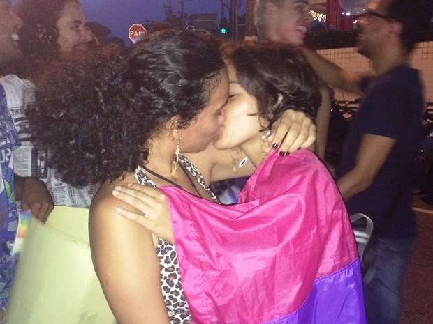 Casais gays promovem 'beijaço' em restaurante após ofensas