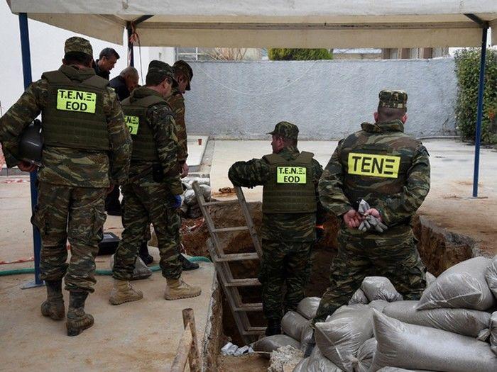 Os militares do Exército Helênico (EOD) se posicionam diante do buraco onde a bomba de 250 kg da Segunda Guerra Mundial foi encontrada durante a escavação, na cidade de Salônica (Crédito: Reuters)