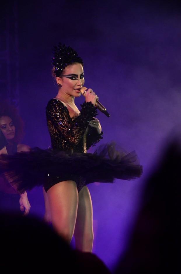 Claudia Leitte usa fantasia de Sabrina Sato em baile de carnaval