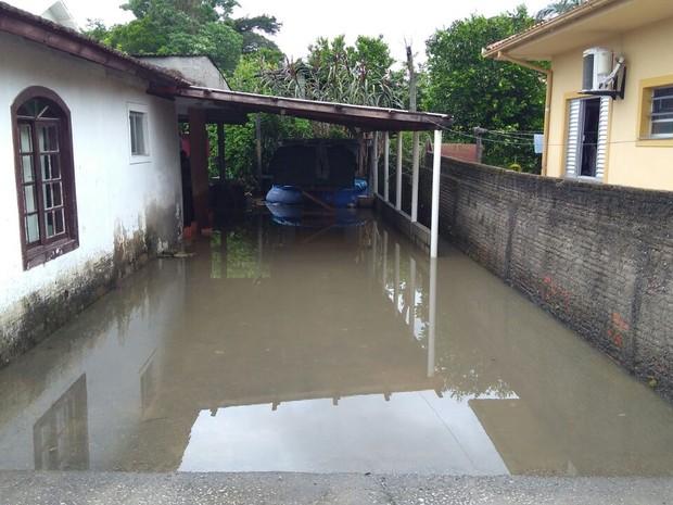 Homem morre eletrocutado ao tirar tomada de casa alagada