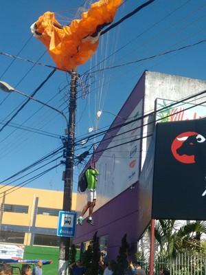 Homem fica preso à fiação elétrica em voo de parapente