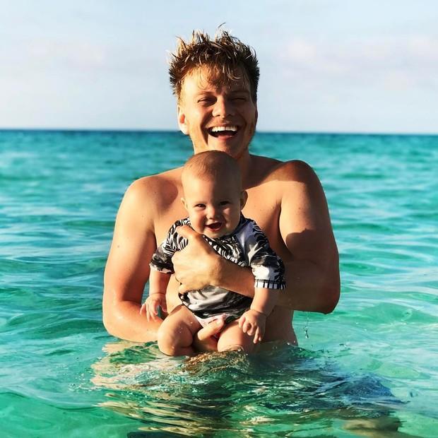 Michel Teló posta foto fofa com a filha em dia de praia