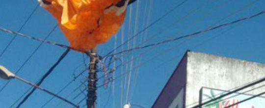 Homem fica preso à fiação elétrica em voo de parapente