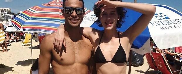 Sophia Abrahão e Sergio Malheiros exibem boa forma em dia de praia
