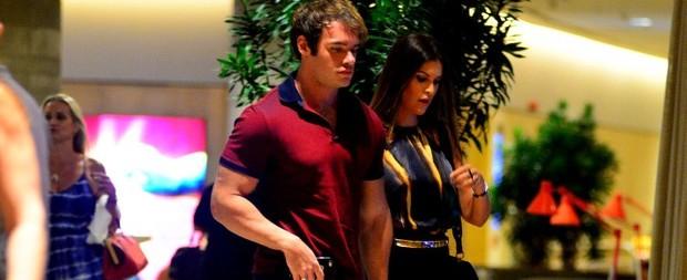 Thor Batista passeia com a namorada em shopping de luxo no Rio