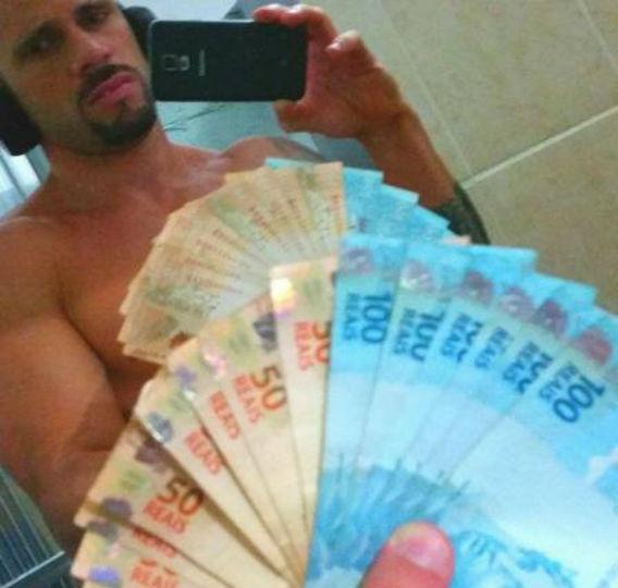 Policial fez selfie ostentando dinheiro