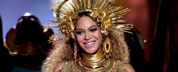 Beyoncé exibe sua barriga de grávida em apresentação do Grammy