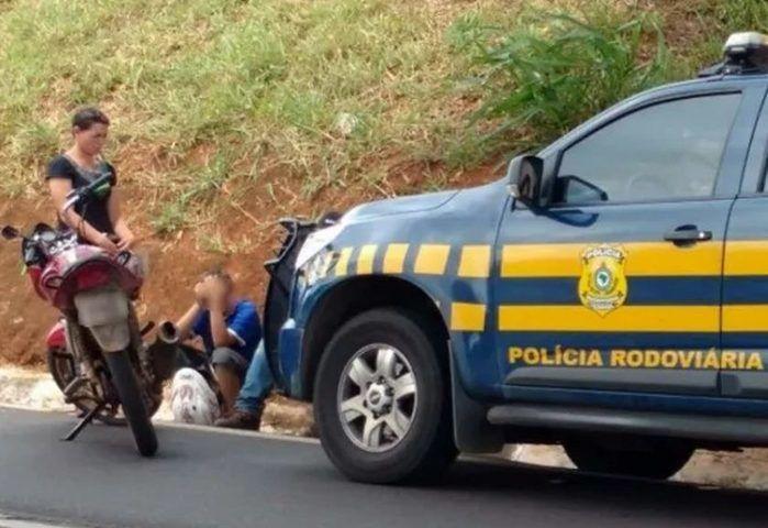 Menino de 10 anos é flagrado pilotando moto com mãe na garupa