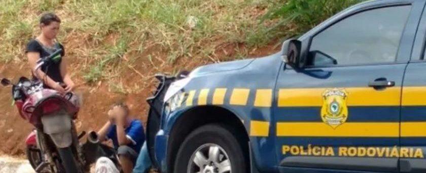 Menino de 10 anos é flagrado pilotando moto com mãe na garupa