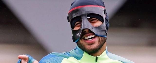 Rafinha Alcântara aparece mascarado em treino do Barcelona