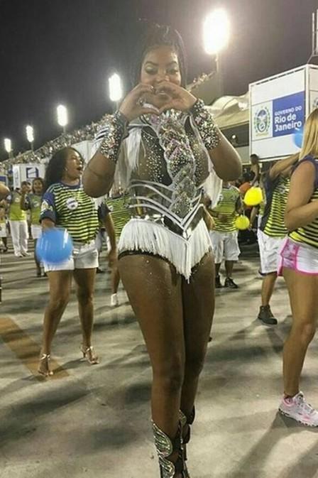Ludmilla tem 'personal abanador' para não passar calor na Sapucaí