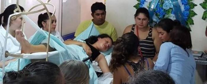 Menina que sobreviveu a acidente é levada de maca a velório da mãe