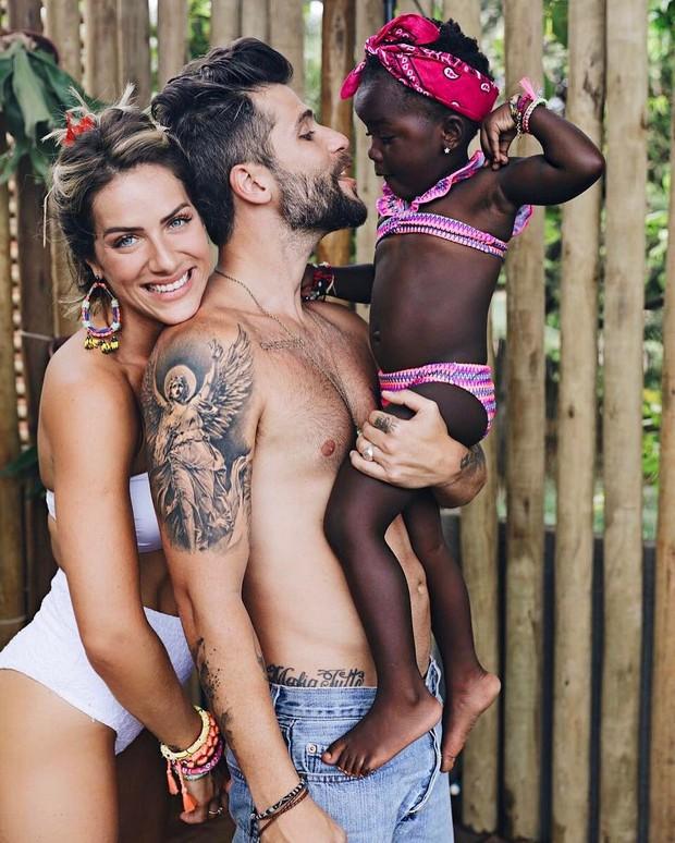 Giovanna Ewbank e Bruno Gagliasso com a filha Tite