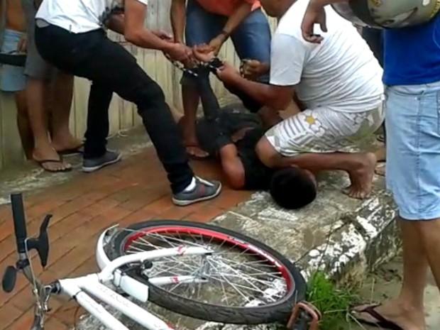 O jovem acusado de assalto foi agredido e amarrado por populares