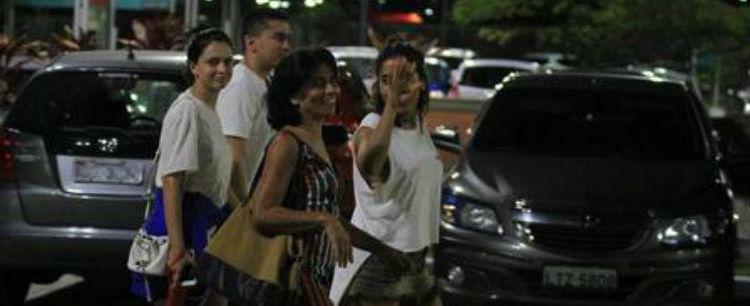 De shortinho jeans e sem make, Anitta curte cinema com a mãe