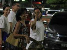 De shortinho jeans e sem make, Anitta curte cinema com a mãe