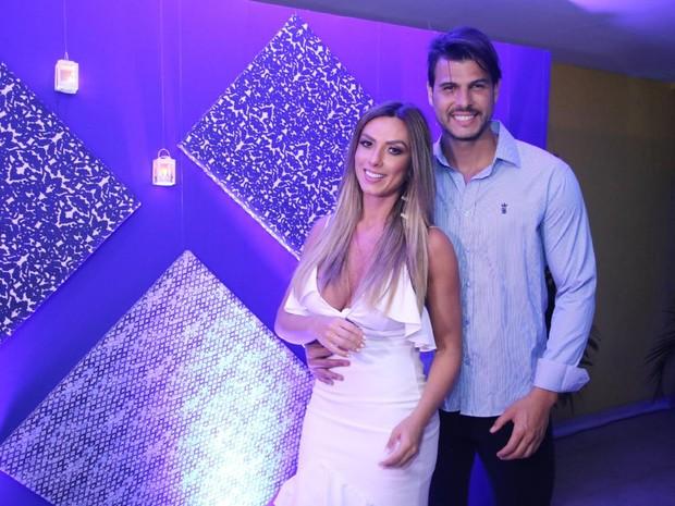 Nicole Bahls e o noivo Marcelo Bimb (Crédito: Ego)