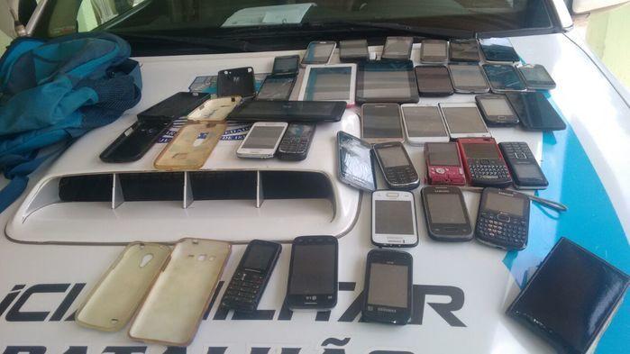 Celulares encontrados com Edilson Moreira dos Santos (Crédito: Divulgação)