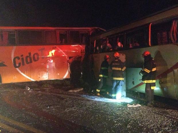 Acidente entre 2 ônibus deixa 8 mortos em Teodoro Sampaio