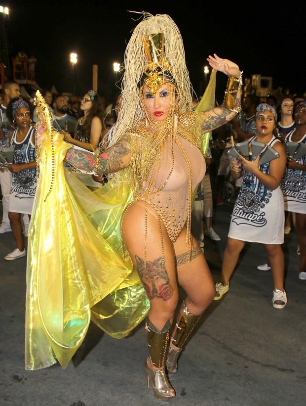 Sabrina Boing Boing deixa seios à mostra durante ensaio técnico