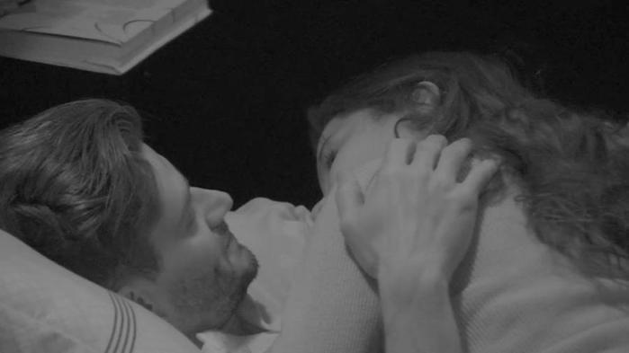 Marcos e Emilly trocam selinhos durante madrugada