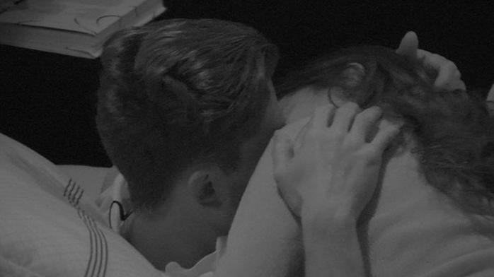 Marcos e Emilly trocam selinhos durante madrugada