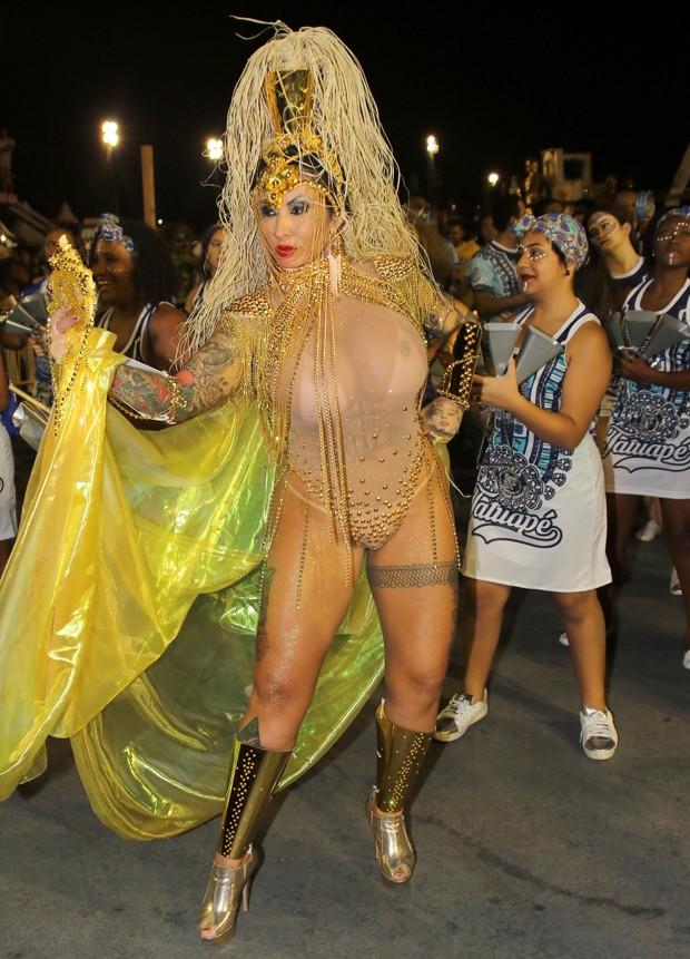 Sabrina Boing Boing deixa seios à mostra durante ensaio técnico