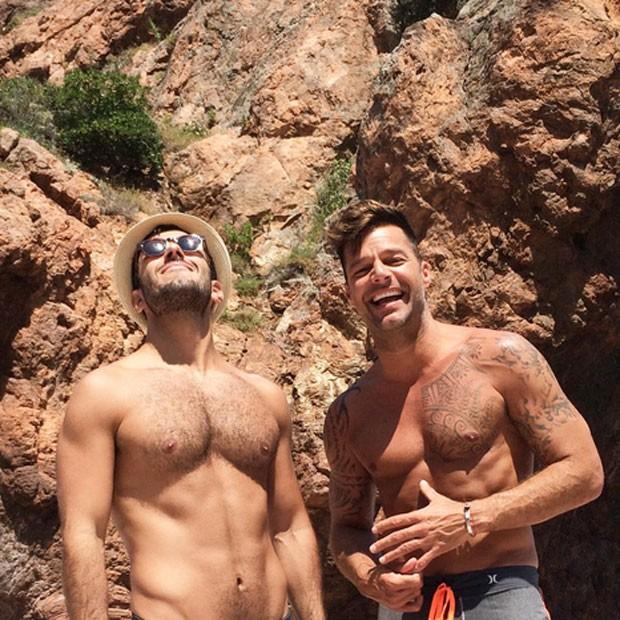 Jwan Yosef e Ricky Martin em praia
